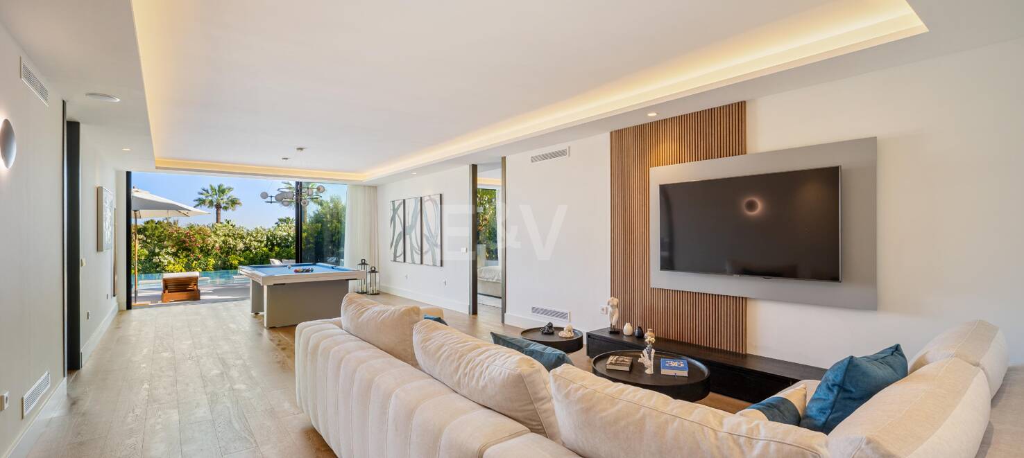 Spectacular Frontline Golf Villa with Panoramic Sea Views