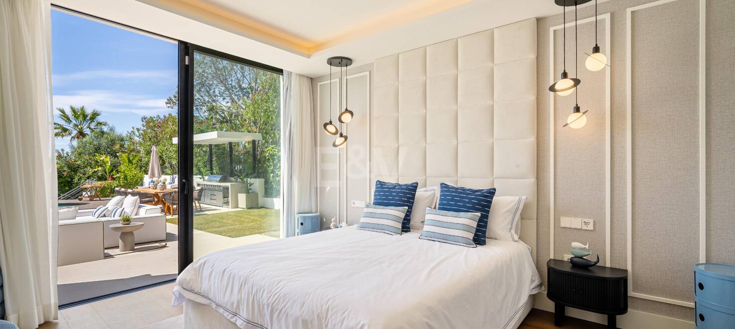 Spectacular Frontline Golf Villa with Panoramic Sea Views