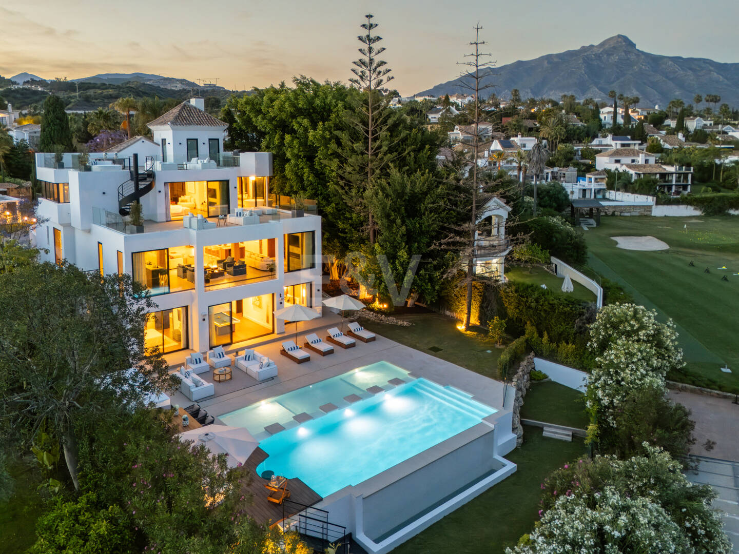 Espectacular Villa en 1ª línea de Golf con vistas panorámicas al mar