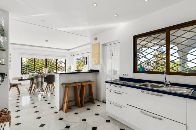 Family Villa with Sea Views in El Rosario