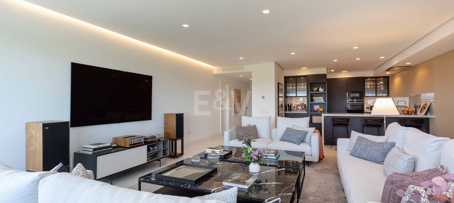 Stylish Frontline Golf Apartment Near all Amenities in Guadalmina Alta