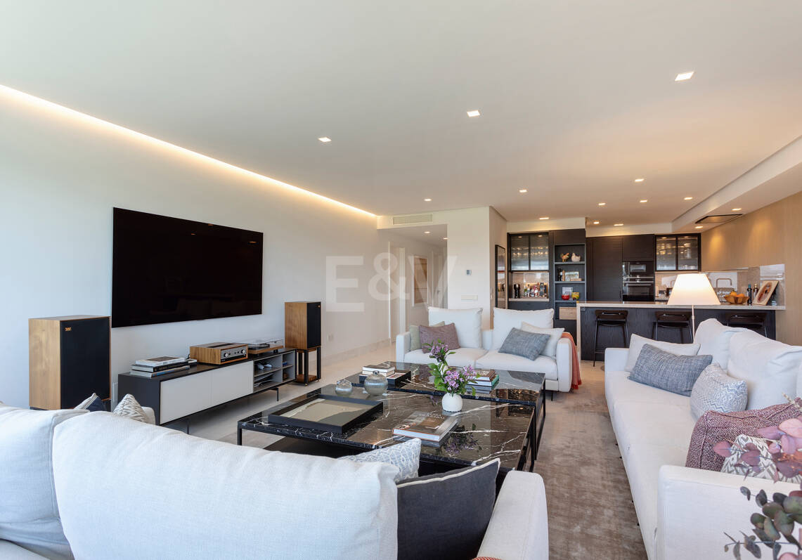 Stylish Frontline Golf Apartment Near all Amenities in Guadalmina Alta