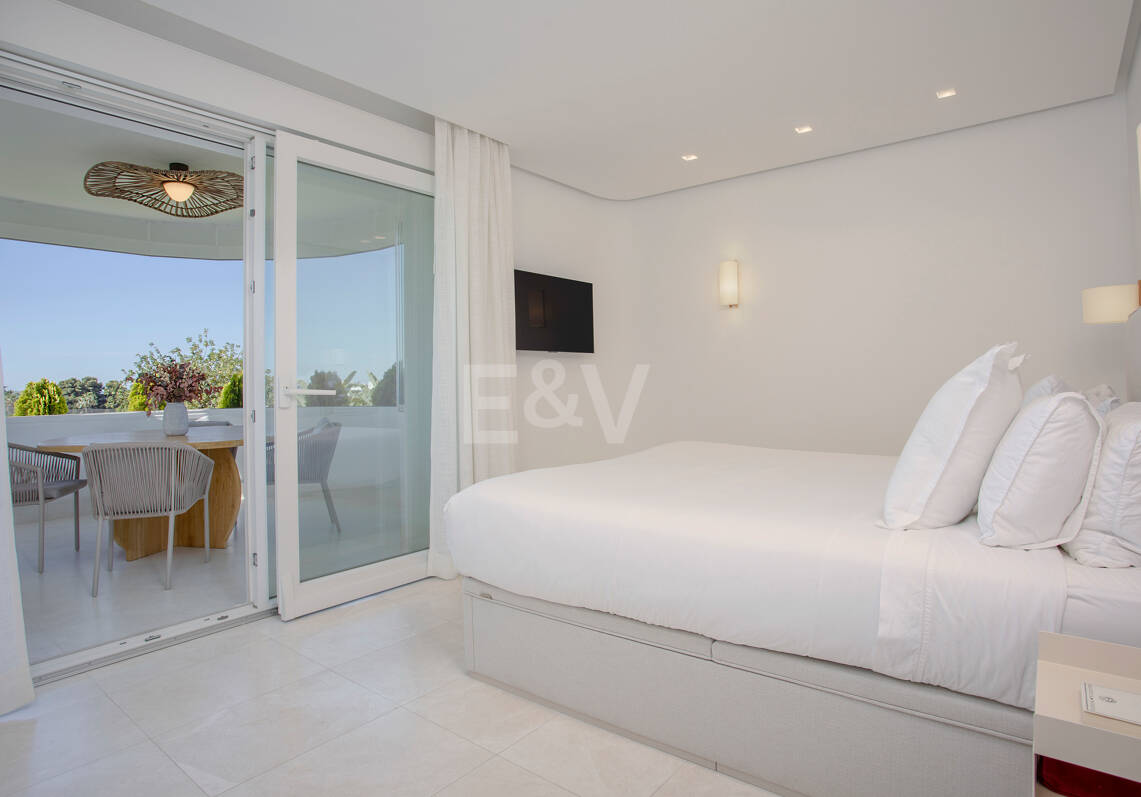 Stylish Frontline Golf Apartment Near all Amenities in Guadalmina Alta