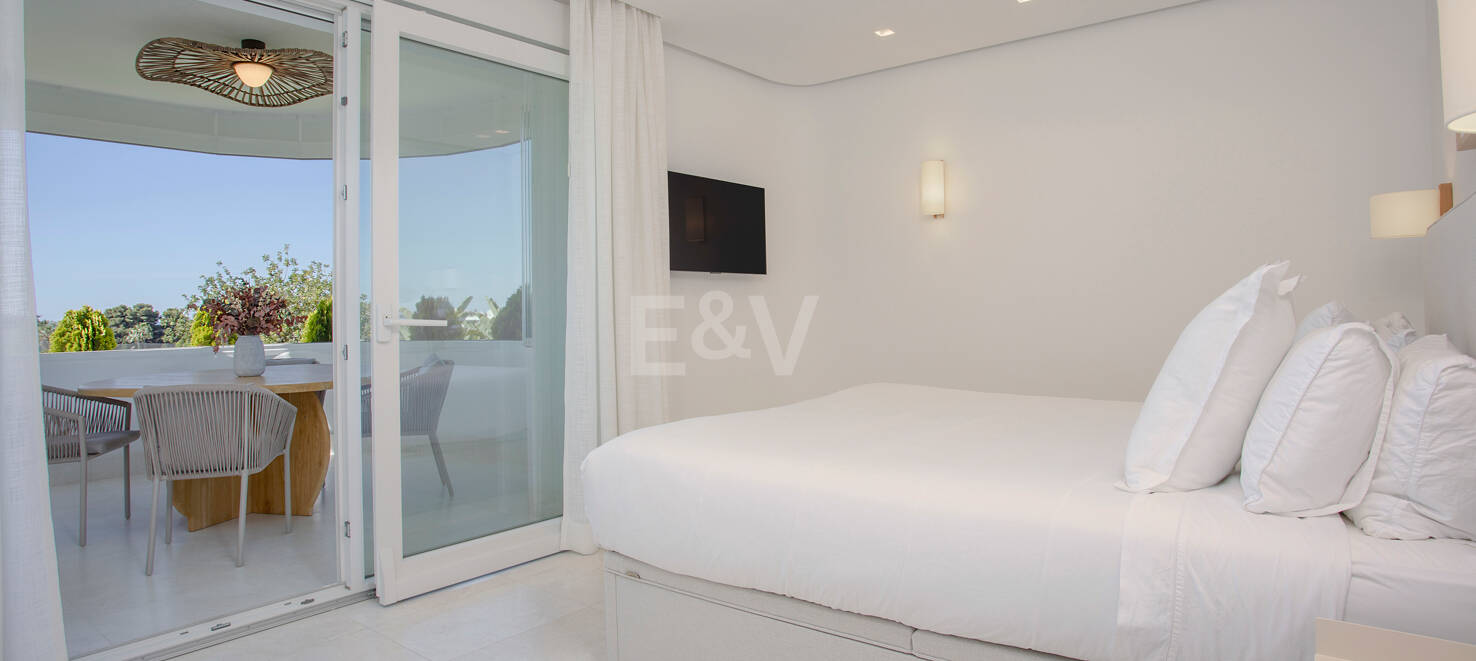 Stylish Frontline Golf Apartment Near all Amenities in Guadalmina Alta