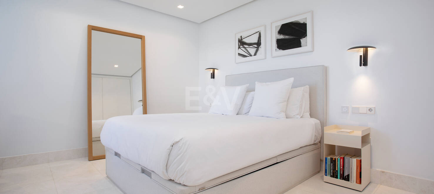 Stylish Frontline Golf Apartment Near all Amenities in Guadalmina Alta