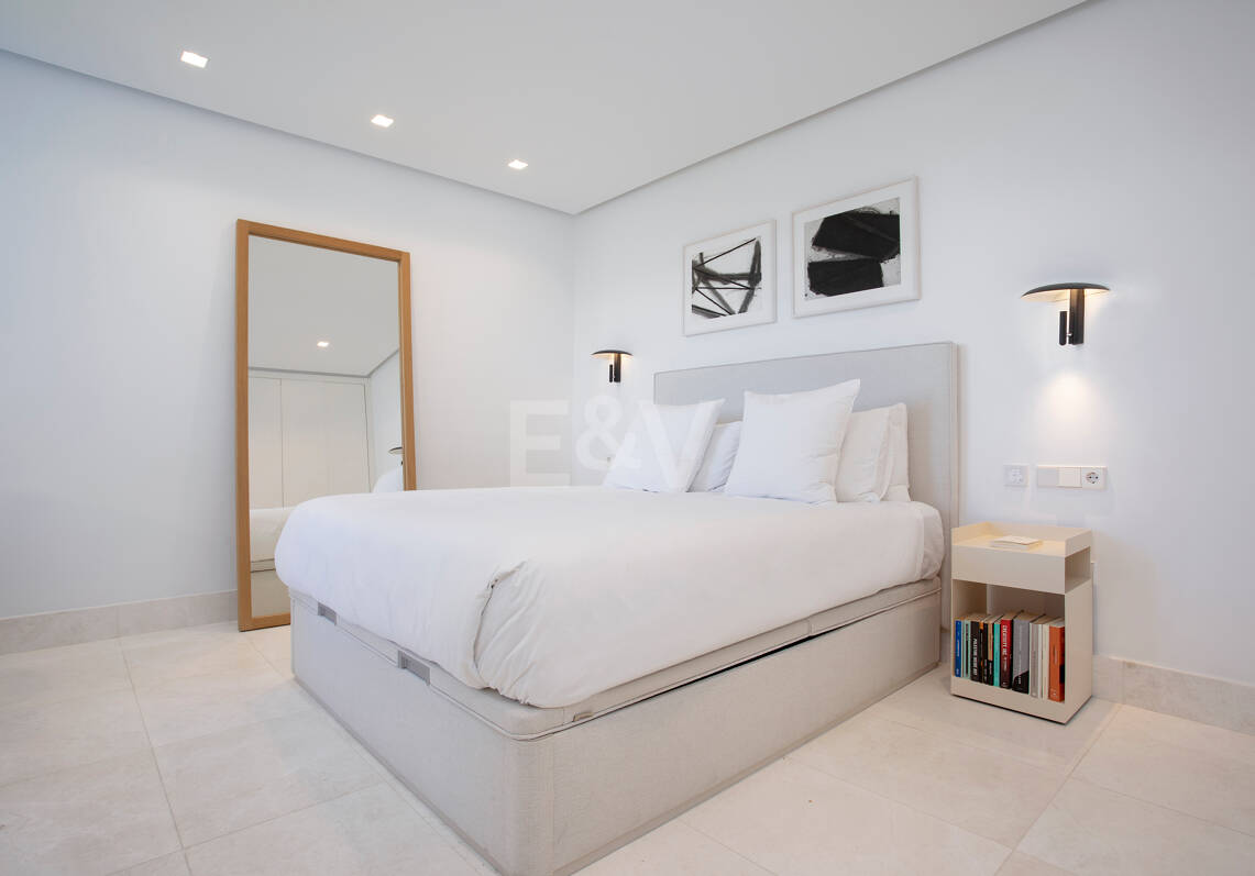 Stylish Frontline Golf Apartment Near all Amenities in Guadalmina Alta