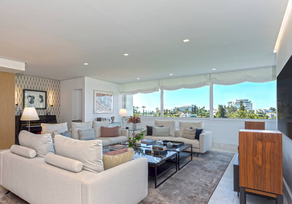 Stylish Frontline Golf Apartment Near all Amenities in Guadalmina Alta