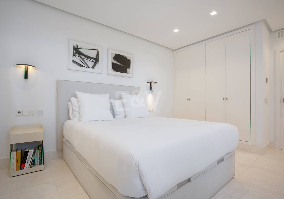 Stylish Frontline Golf Apartment Near all Amenities in Guadalmina Alta