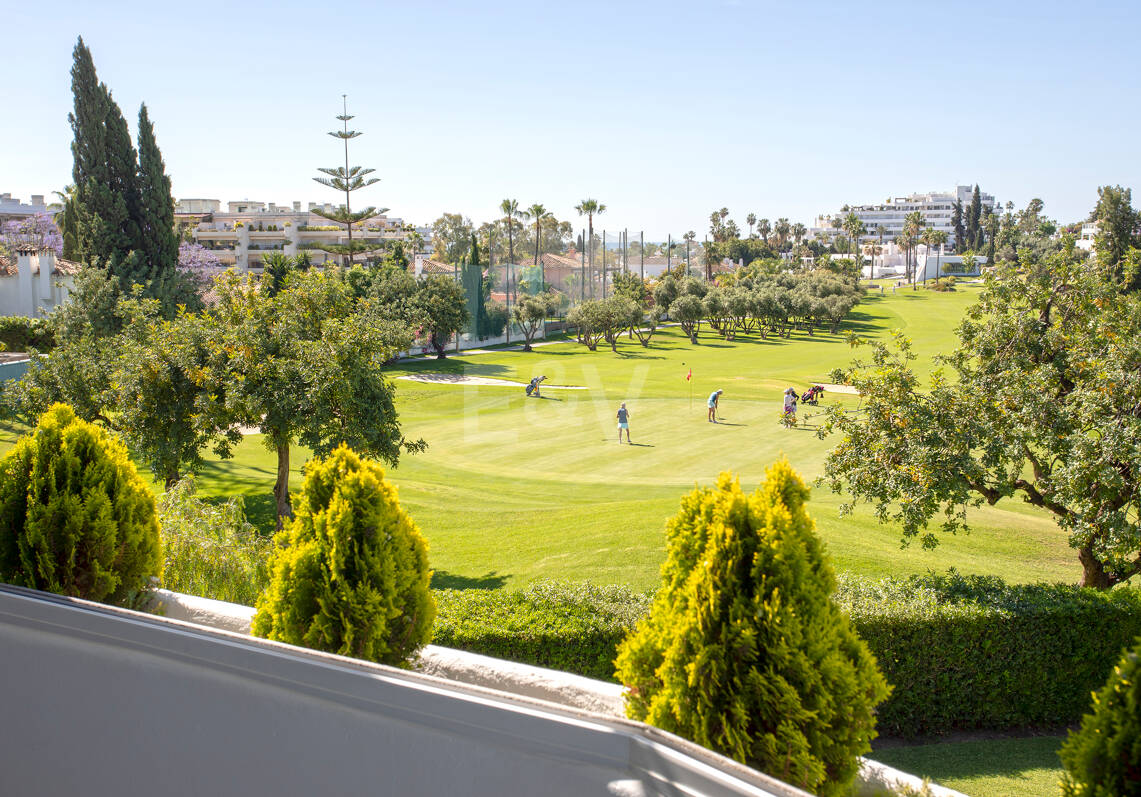Stylish Frontline Golf Apartment Near all Amenities in Guadalmina Alta