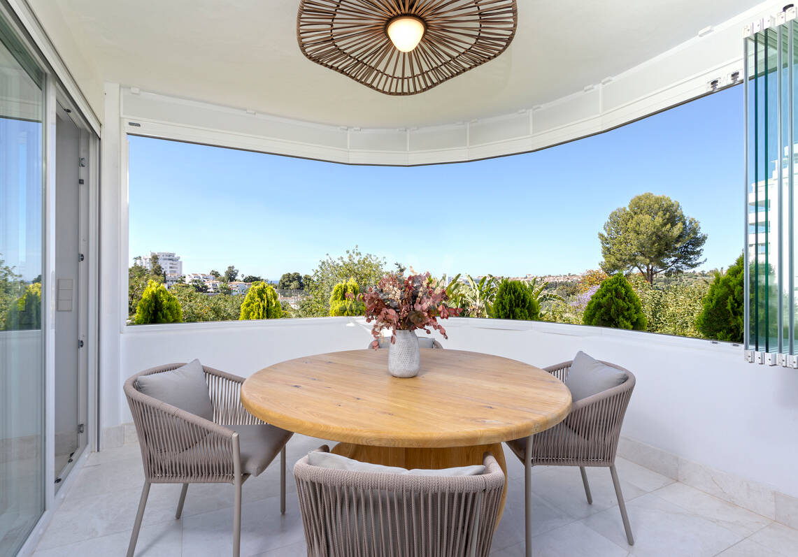 Stylish Frontline Golf Apartment Near all Amenities in Guadalmina Alta