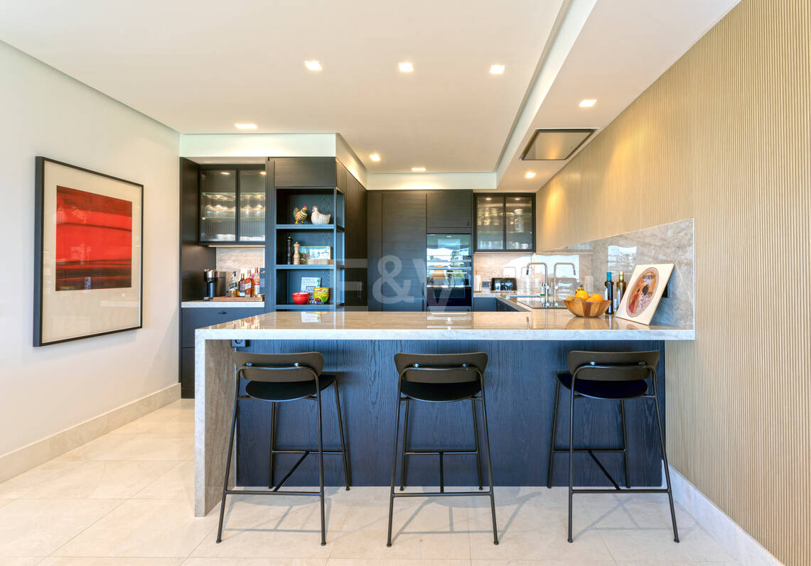 Stylish Frontline Golf Apartment Near all Amenities in Guadalmina Alta