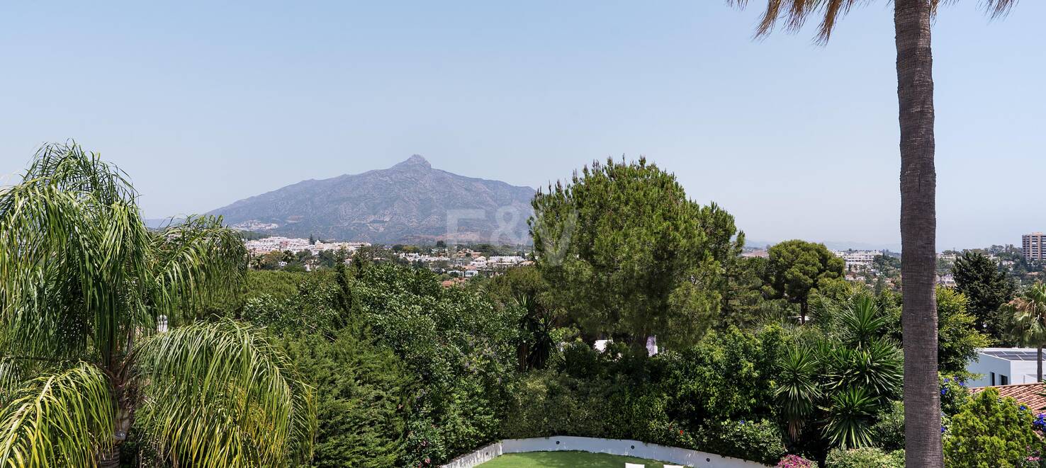 Villa en el Corazón del Valle del Golf Las Brisas