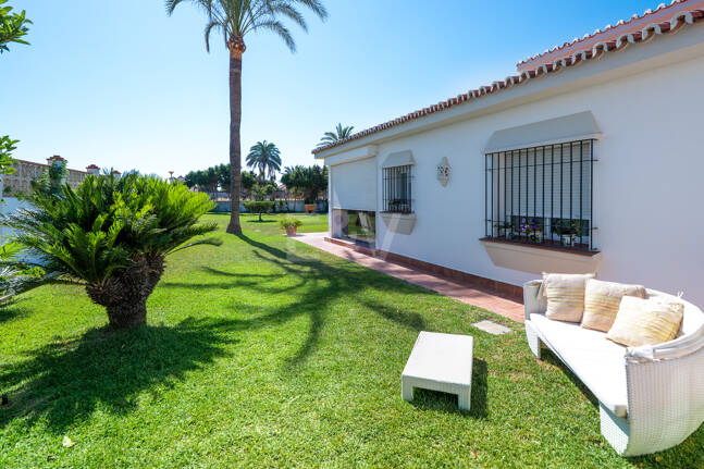 Villa en première ligne de plage à Elviria