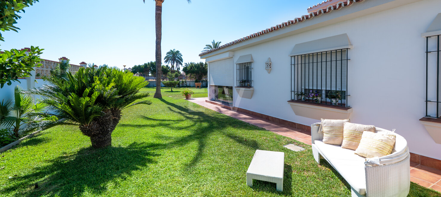 Frontline Beach Villa i Elviria