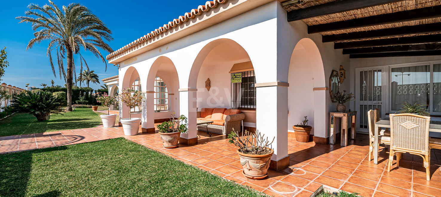 Frontline Beach Villa i Elviria