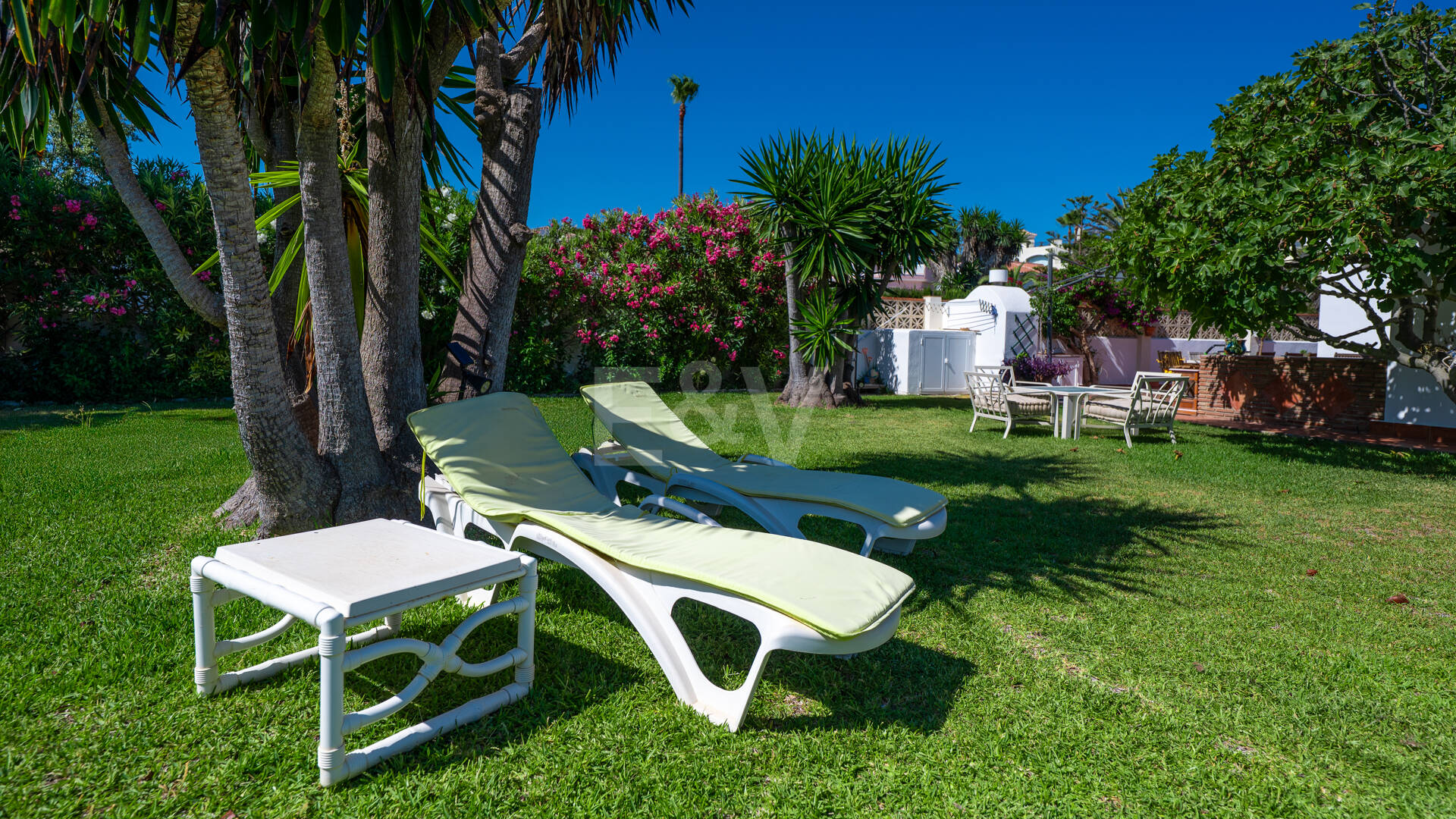 Frontline Beach Villa i Elviria