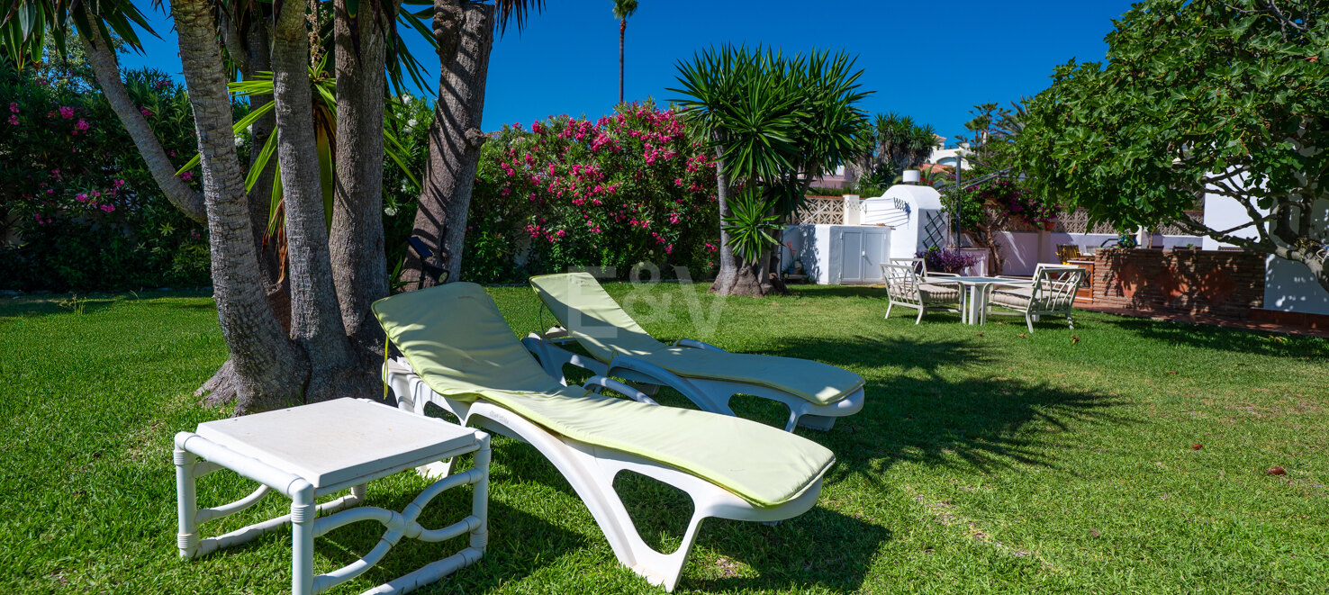 Frontline Beach Villa i Elviria