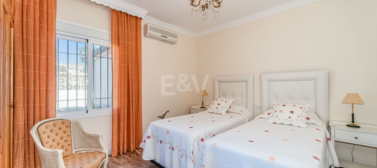 Frontline Beach Villa i Elviria