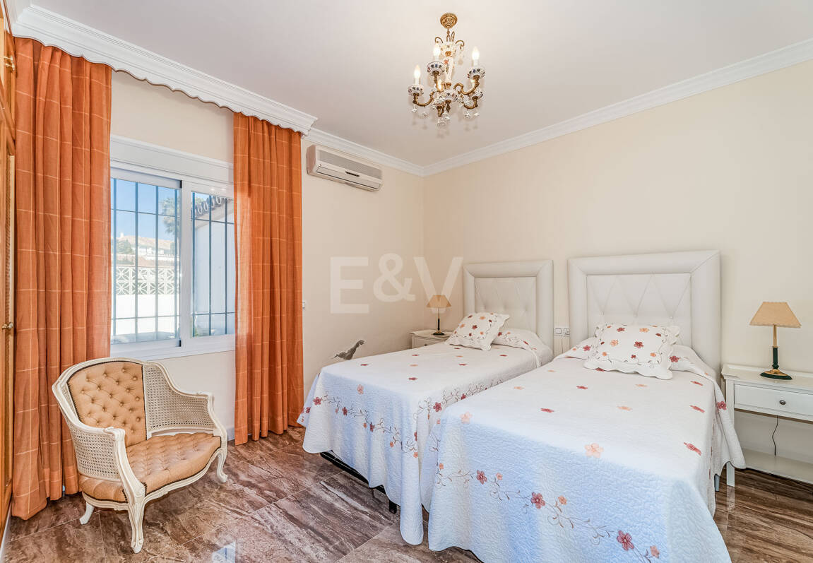 Villa en première ligne de plage à Elviria