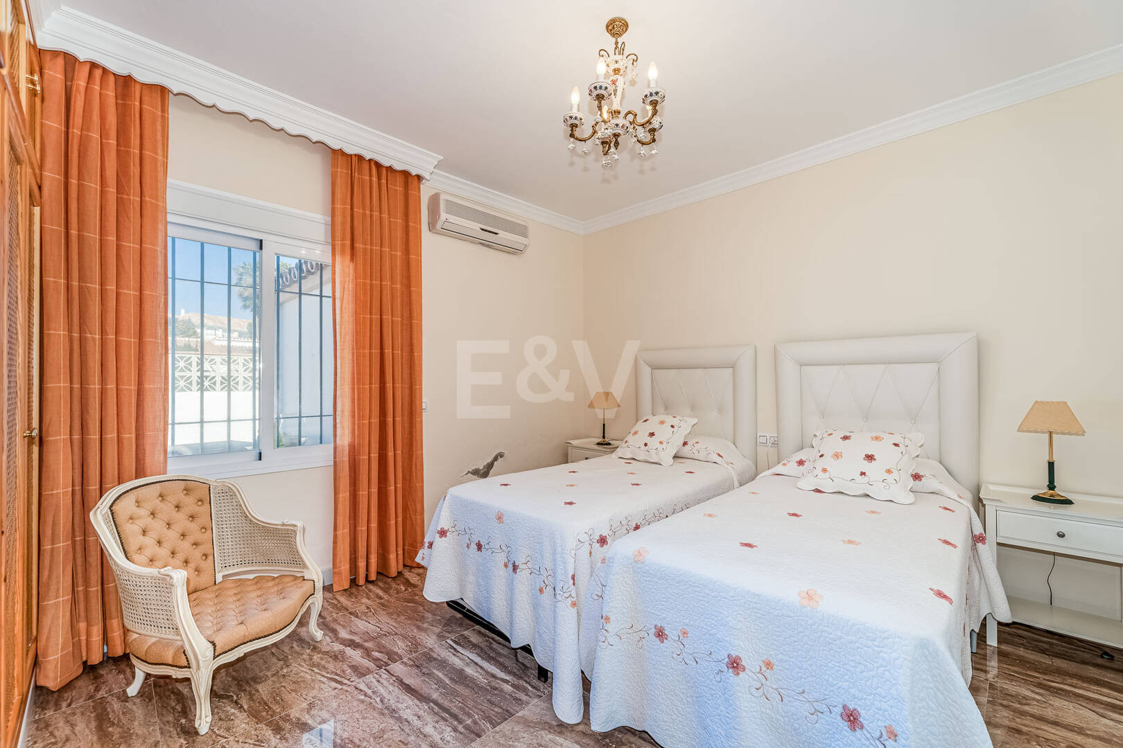 Frontline Beach Villa i Elviria