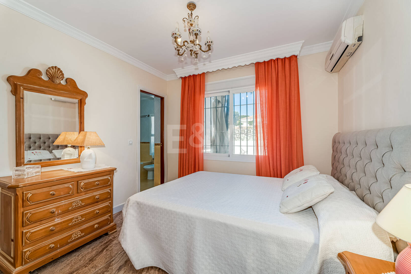 Frontline Beach Villa i Elviria