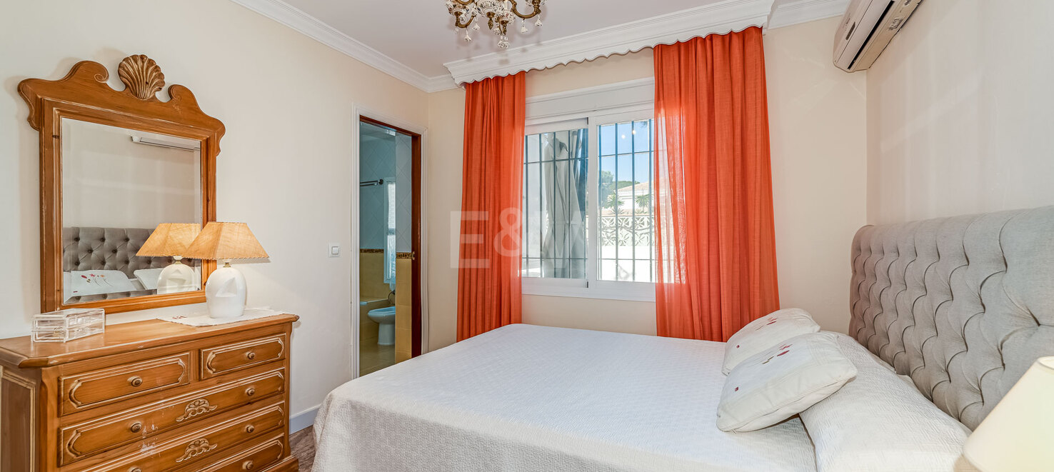 Frontline Beach Villa i Elviria