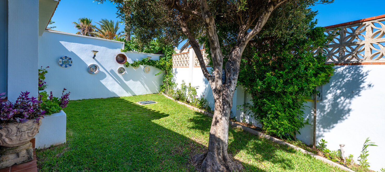 Frontline Beach Villa i Elviria