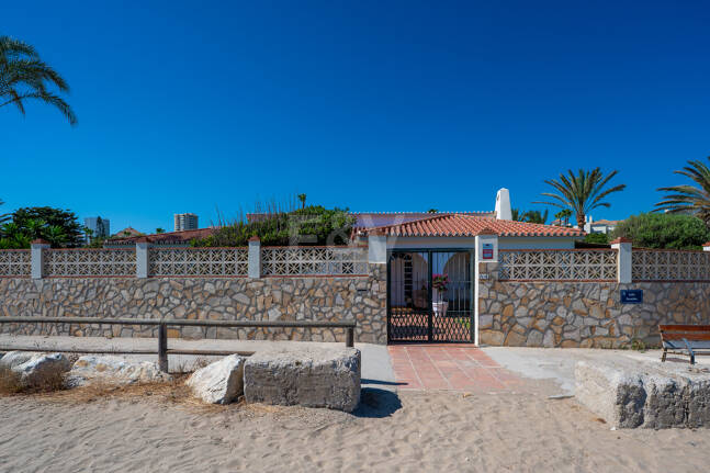 Villa en première ligne de plage à Elviria