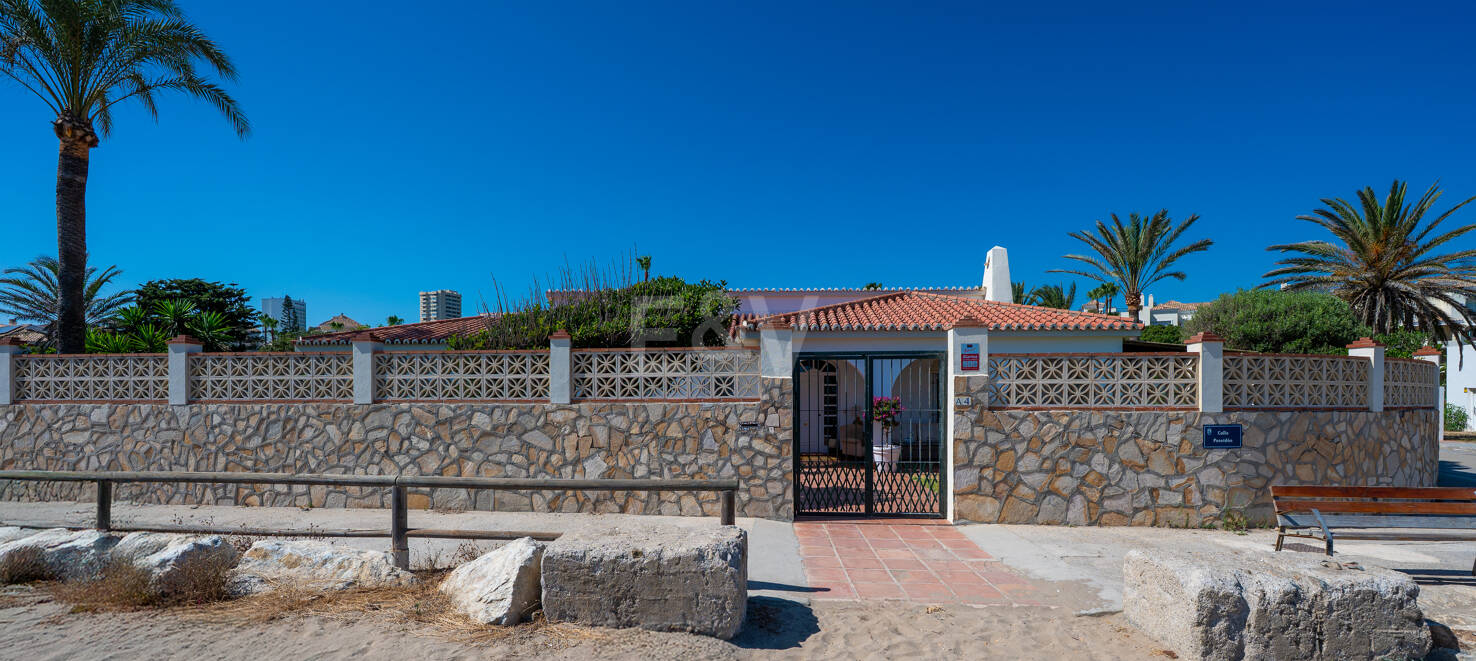 Encanto Costero: Villa en Primera Línea de Mar con Excepcionales Vistas y Jardín Exuberante, Toda en una Sola Planta