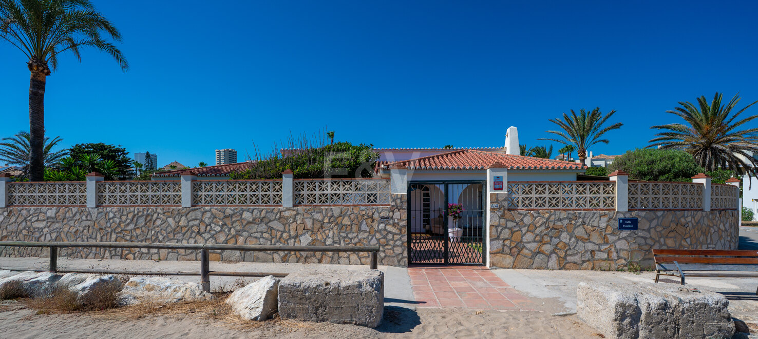 Frontline Beach Villa i Elviria