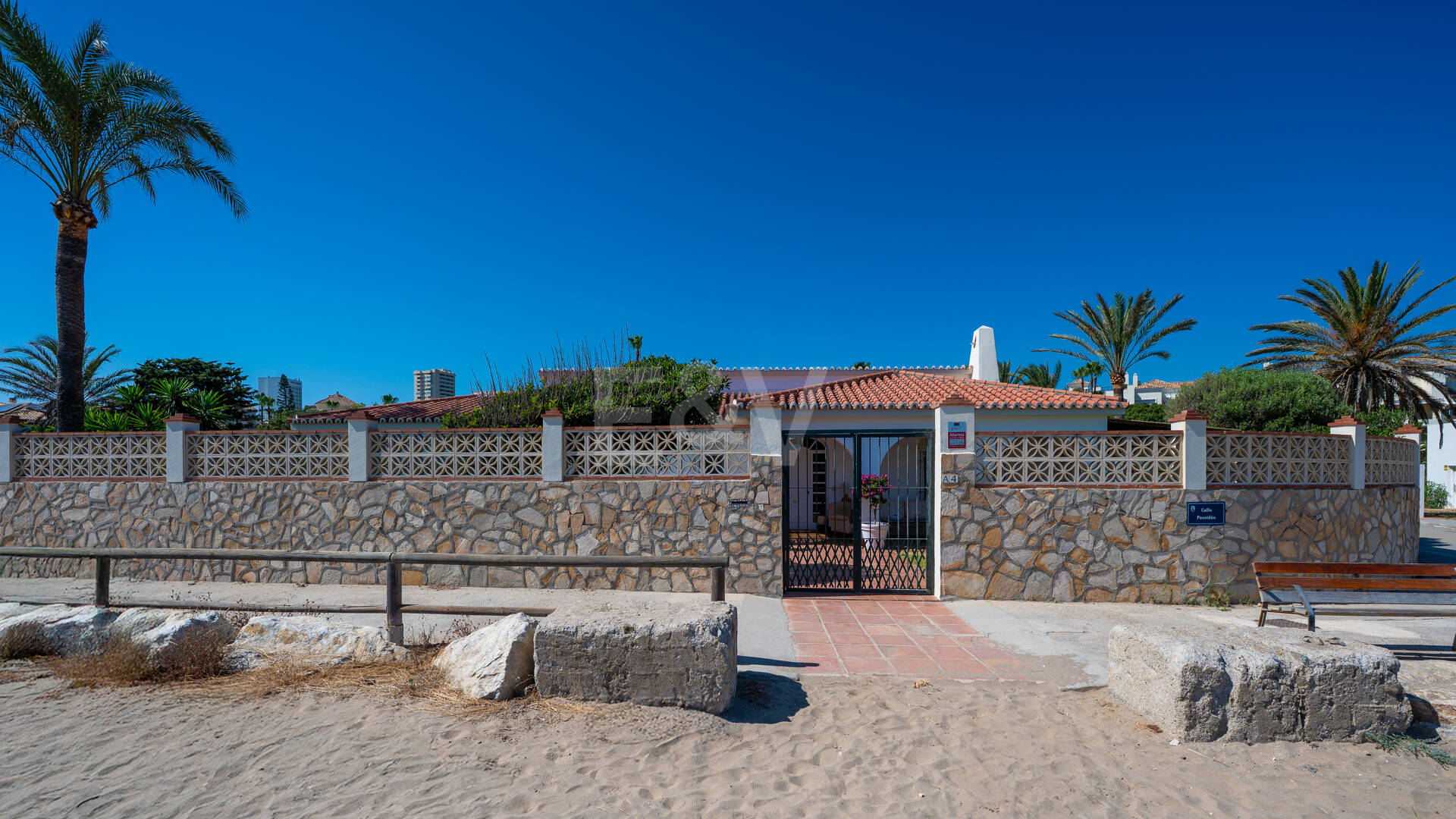 Villa en première ligne de plage à Elviria