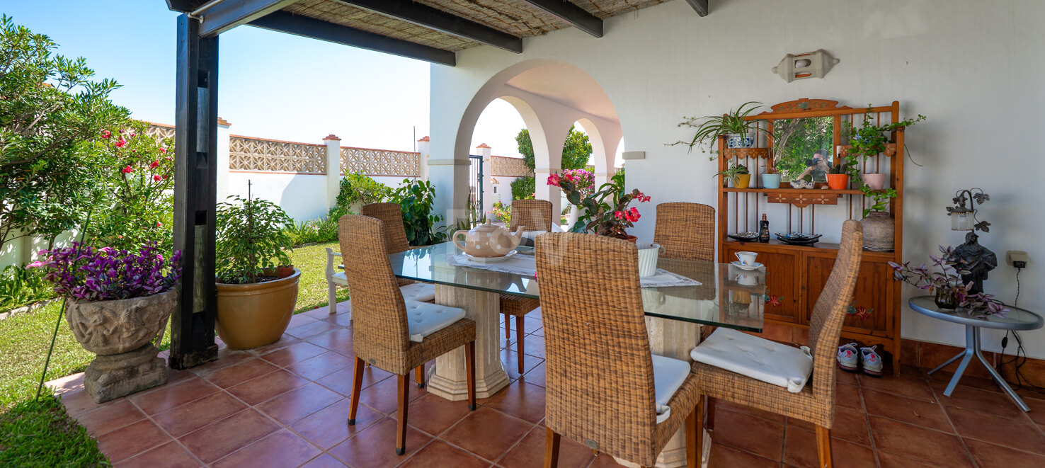Frontline Beach Villa i Elviria