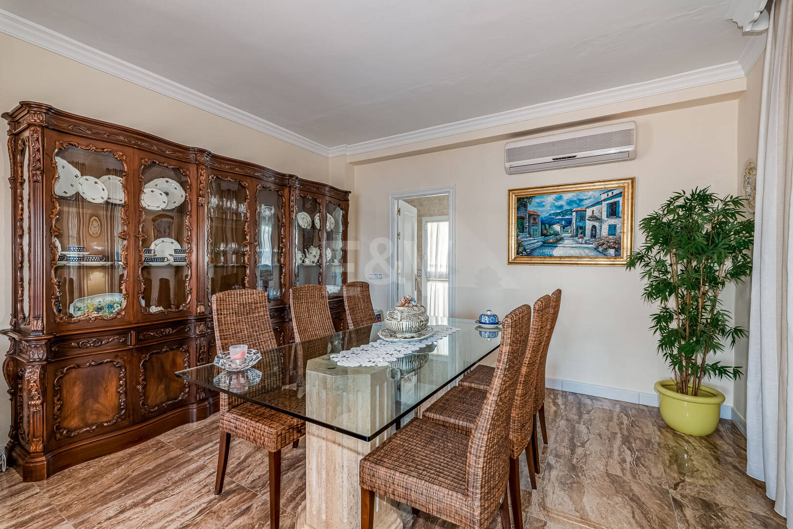 Frontline Beach Villa i Elviria