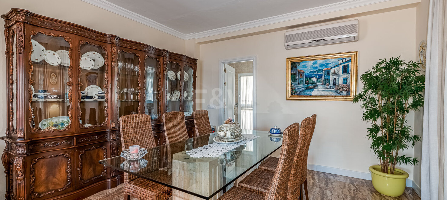 Frontline Beach Villa i Elviria