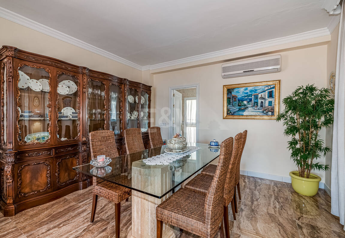 Villa en première ligne de plage à Elviria