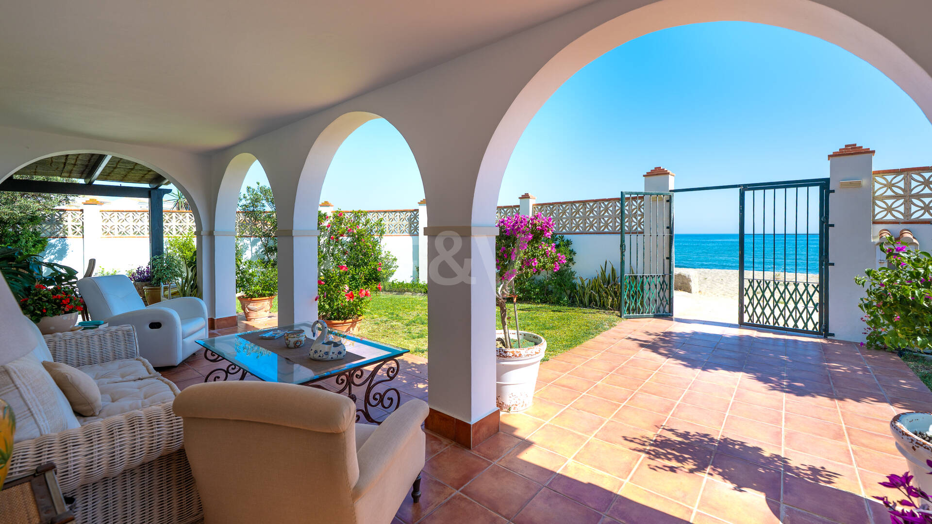 Villa en première ligne de plage à Elviria