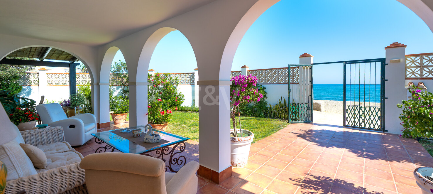Frontline Beach Villa i Elviria