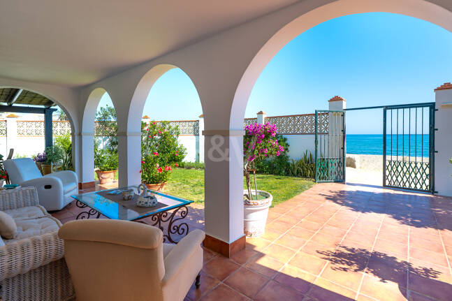 Villa en première ligne de plage à Elviria