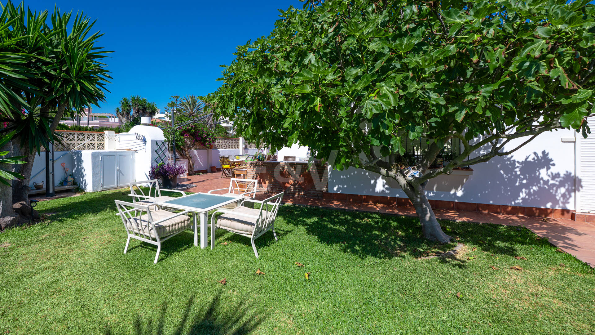 Frontline Beach Villa i Elviria