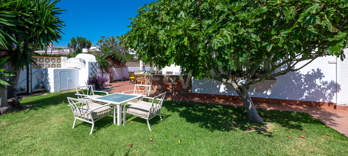 Frontline Beach Villa i Elviria