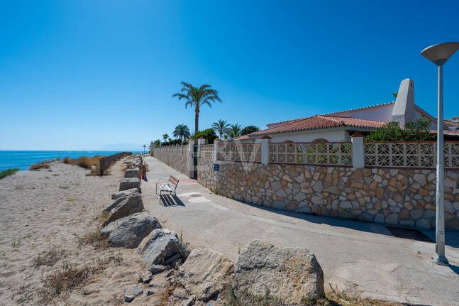Villa en première ligne de plage à Elviria