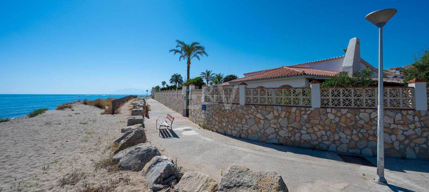 Frontline Beach Villa i Elviria