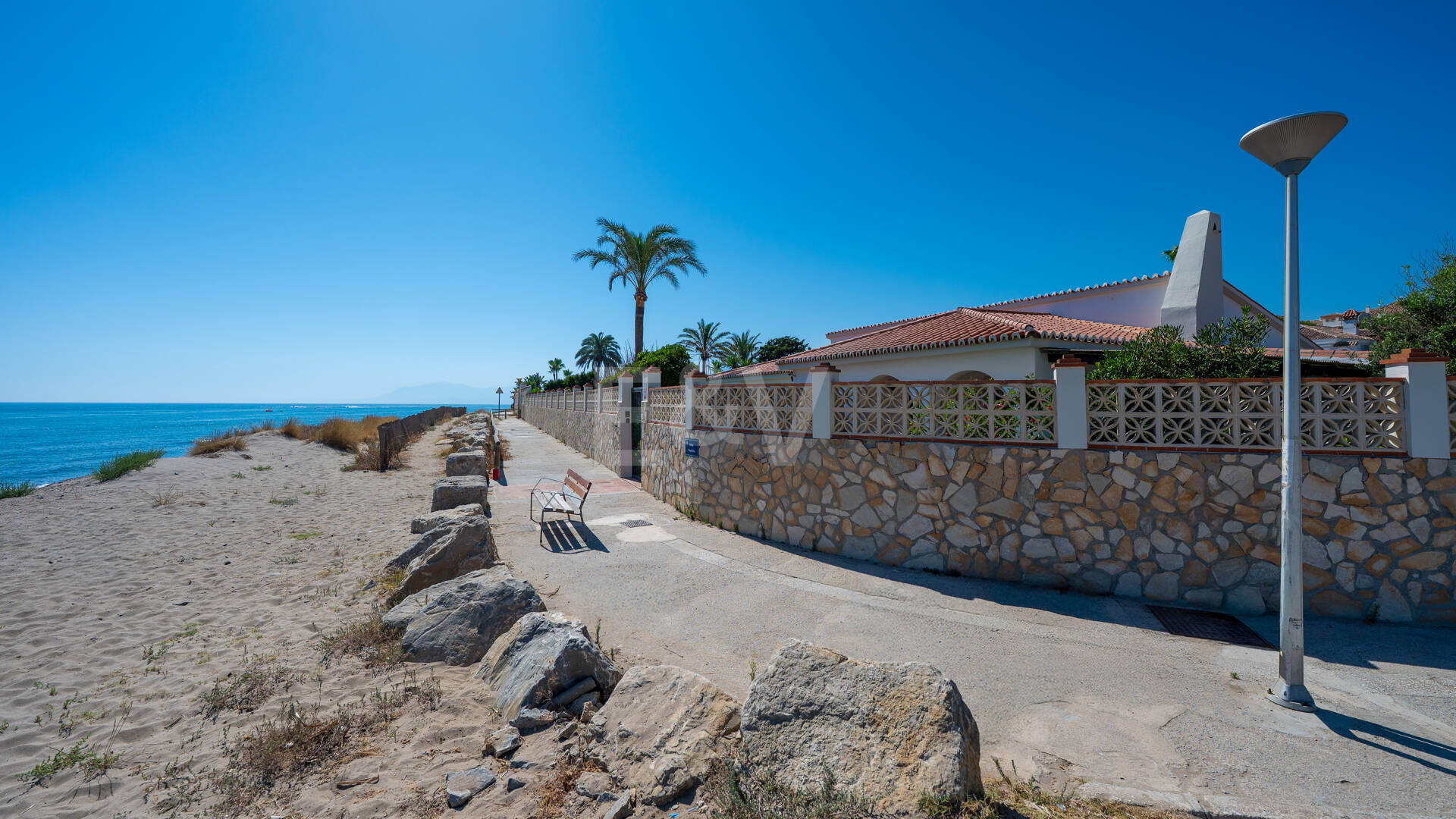 Villa en première ligne de plage à Elviria