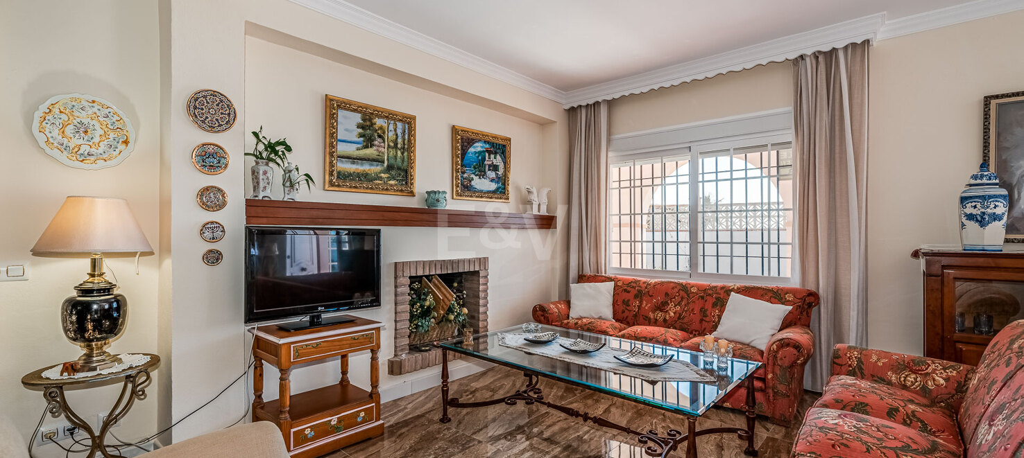 Frontline Beach Villa i Elviria