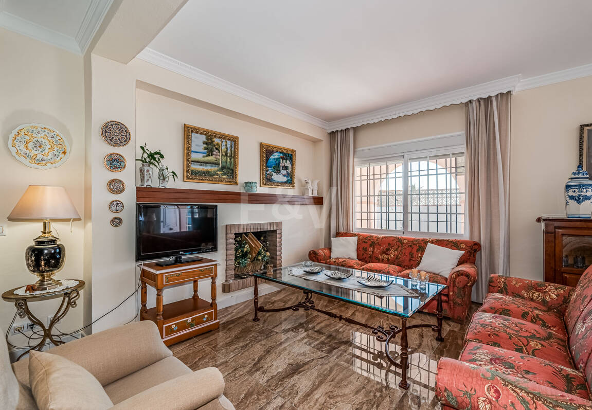 Villa en première ligne de plage à Elviria