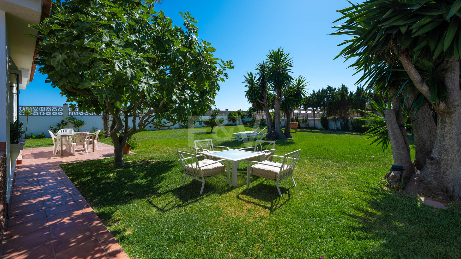 Frontline Beach Villa i Elviria