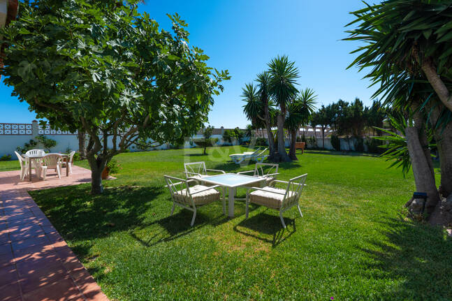 Villa en première ligne de plage à Elviria