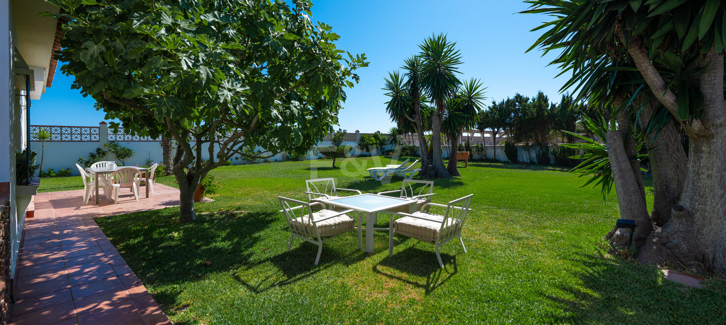 Frontline Beach Villa i Elviria