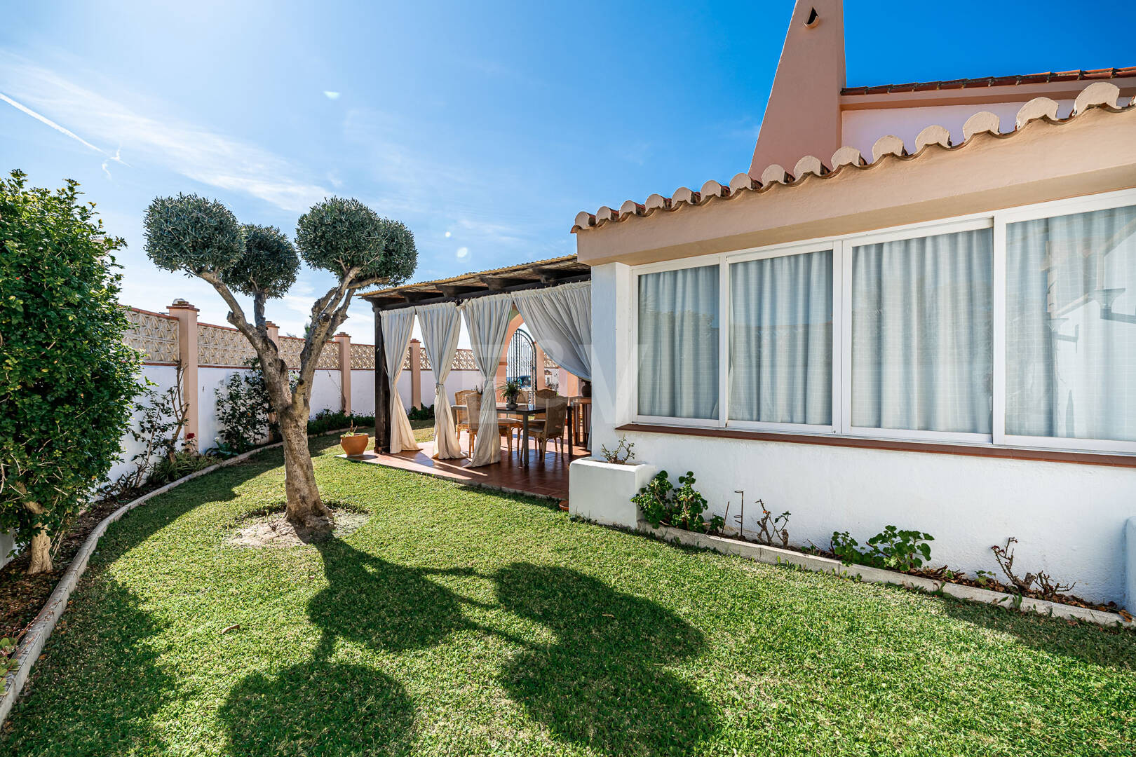 Frontline Beach Villa i Elviria