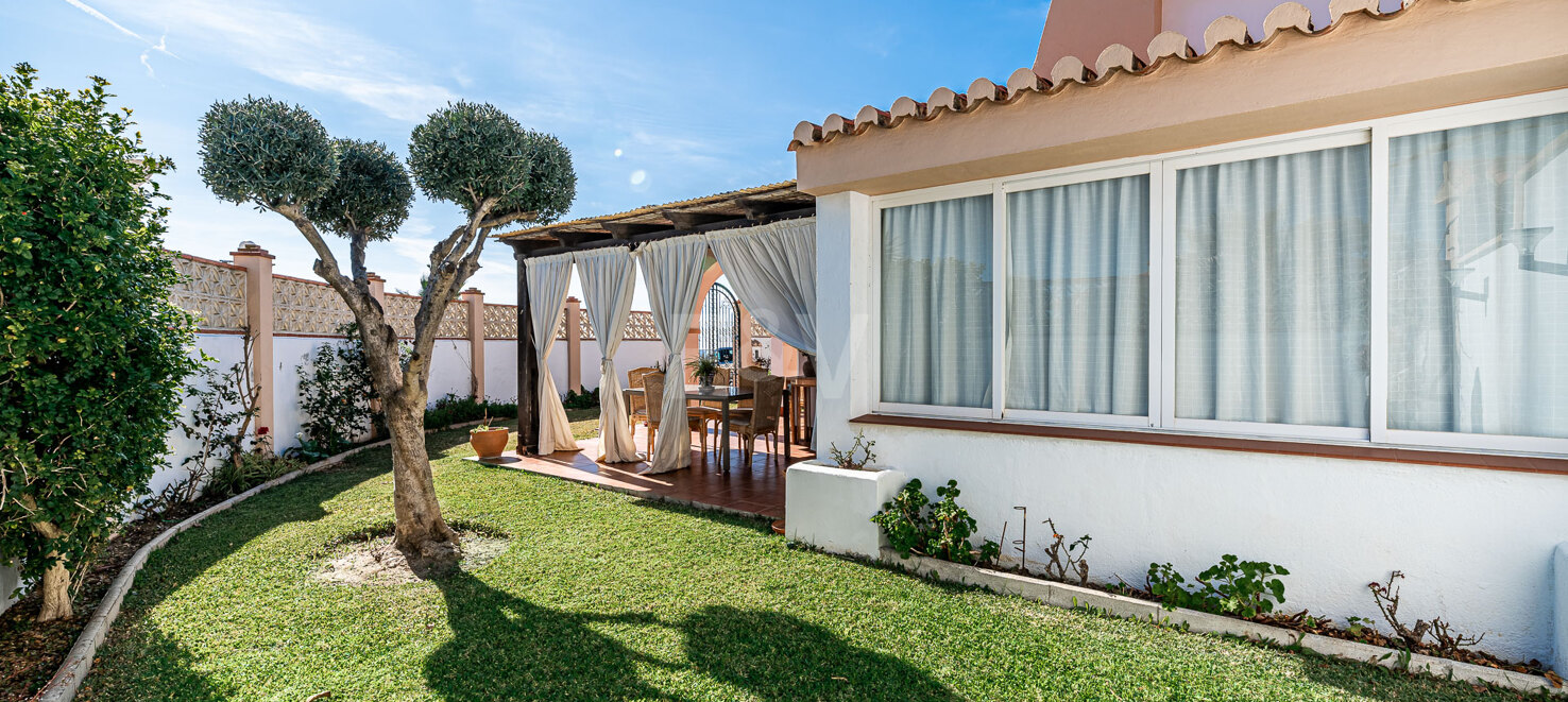 Frontline Beach Villa i Elviria